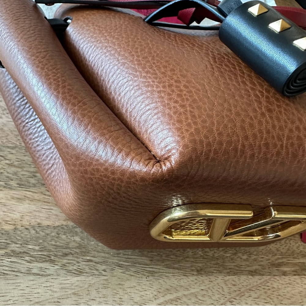 🆕 Valentino Garavani Small Leather Rockstud Shoulder Bucket Bag or Crossbody - Picture 6 of 17